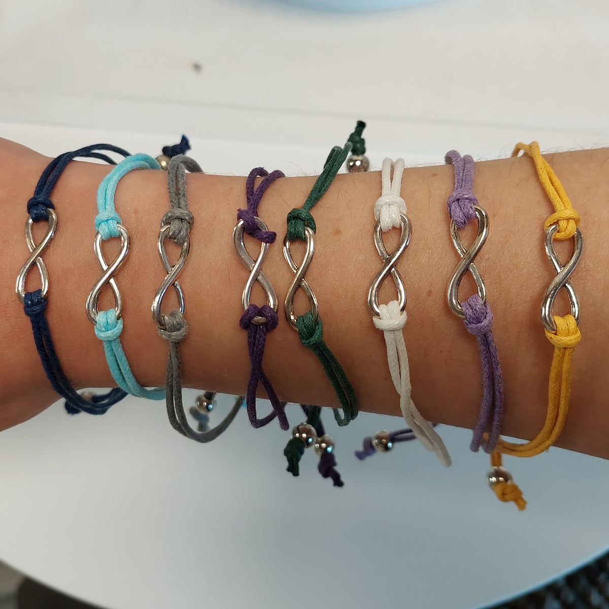 Grønne justerbare armbånd med sølvperler