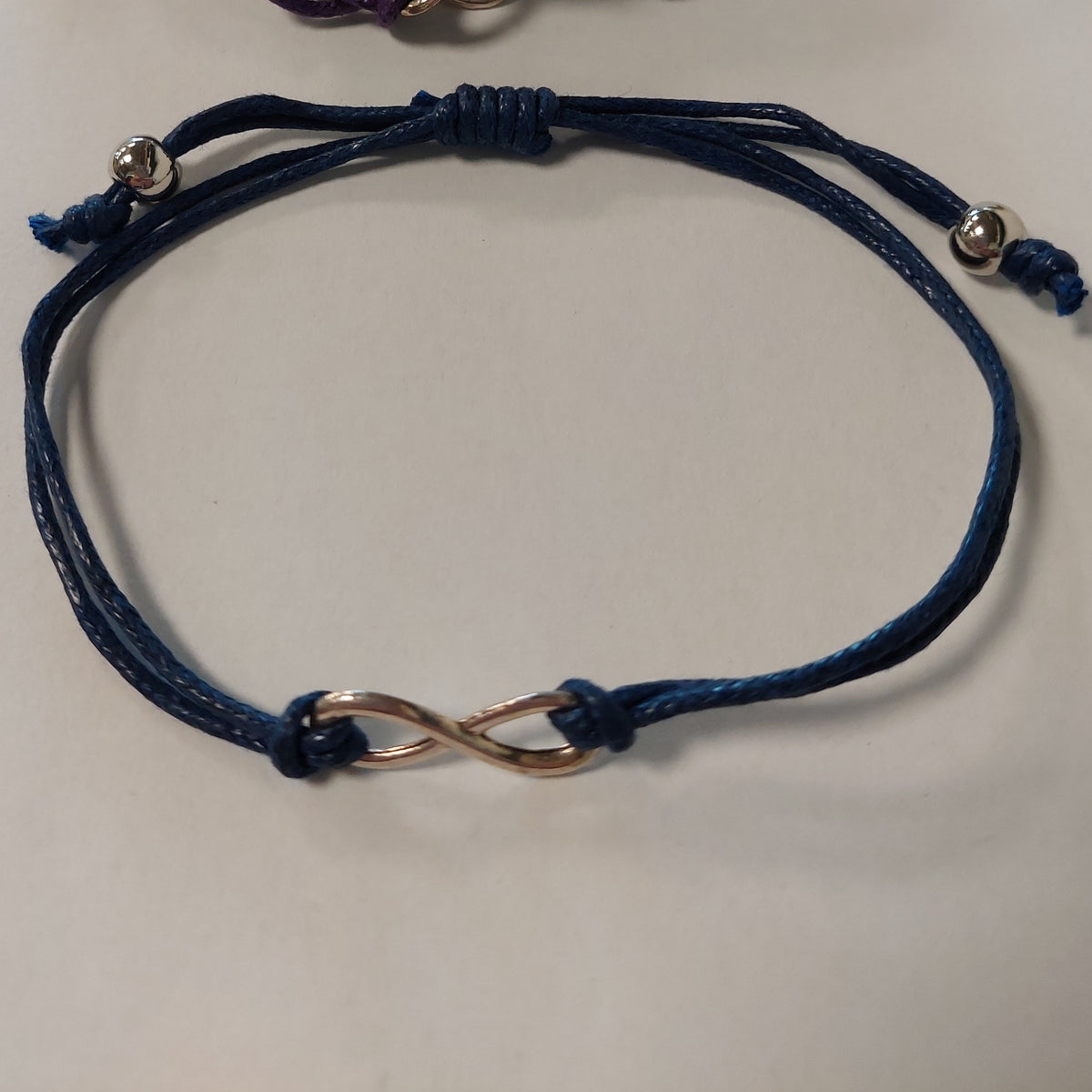 Blåt justerbart armbånd med sølvkugle, enkelt og elegant smykke, symbol på uendelighed