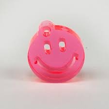 Pink smiley taskevedhæng i recycled akryl til kreative gaver