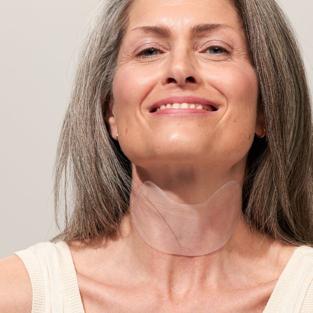 Kvinde bruger halsmaske med hyaluron, ansigtspleje, anti-aging, hudforyngelse, sund skønhed