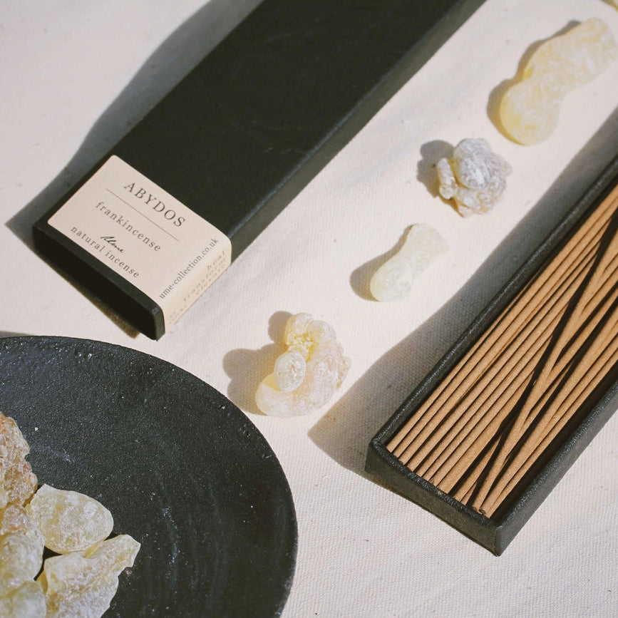Løft dine omgivelser med den hellige og fortryllende duft af frankincense fra Abydos røgelse. Skab en atmosfære af ro, spiritualitet og velvære i dit hjem med dette unikke produkt fra UME Incense.