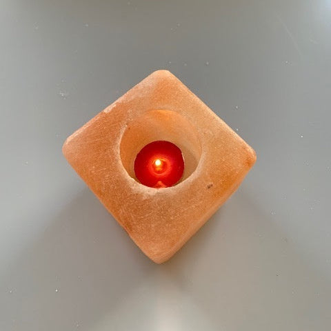 Giv dit hjem en naturlig opgradering med en Cube Himalaya salt lysestage, der kombinerer skønhed, funktionalitet og velvære. Bestil din lysestage i dag og oplev fordelene ved renere luft og en harmonisk atmosfære.