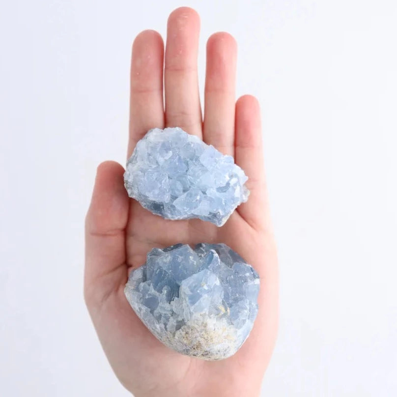 Smuk celestit geode & klynge med fredfyldt, himmelblå energi. En sjælden krystal til indre ro, håb og spirituel fordybelse. Størrelse 3–10 cm.