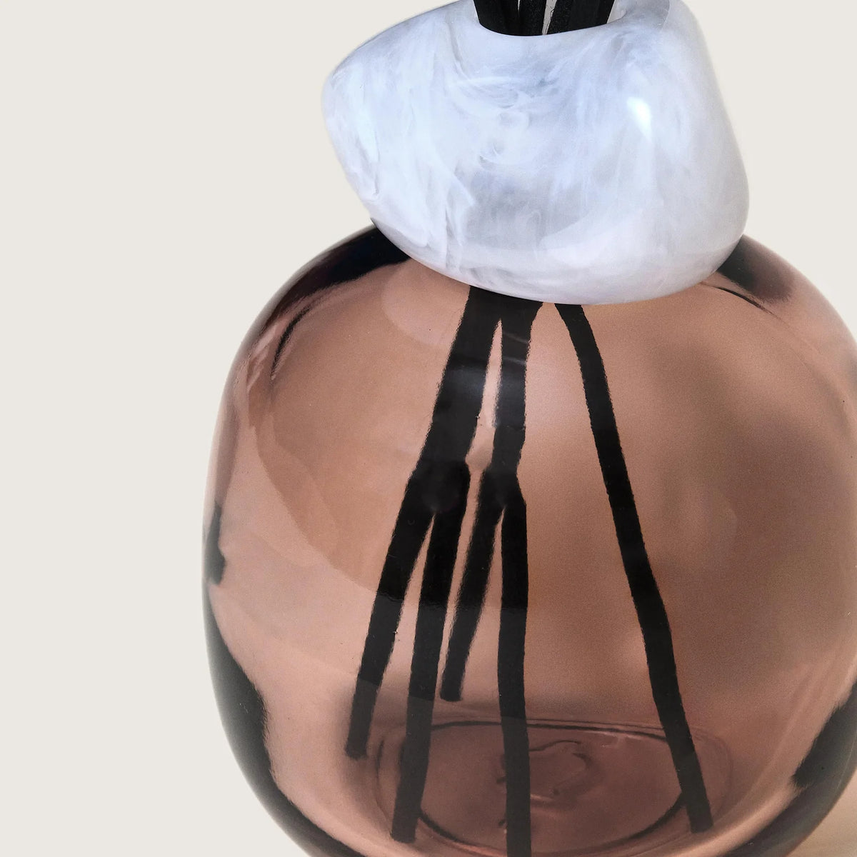 Detalje af duftpinde i glasflakon med Lady Flower duft