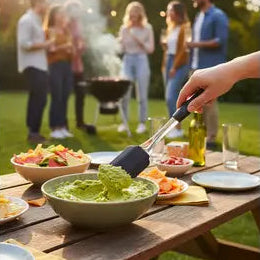 Grillparty med madlavning og socialt samvær i haven