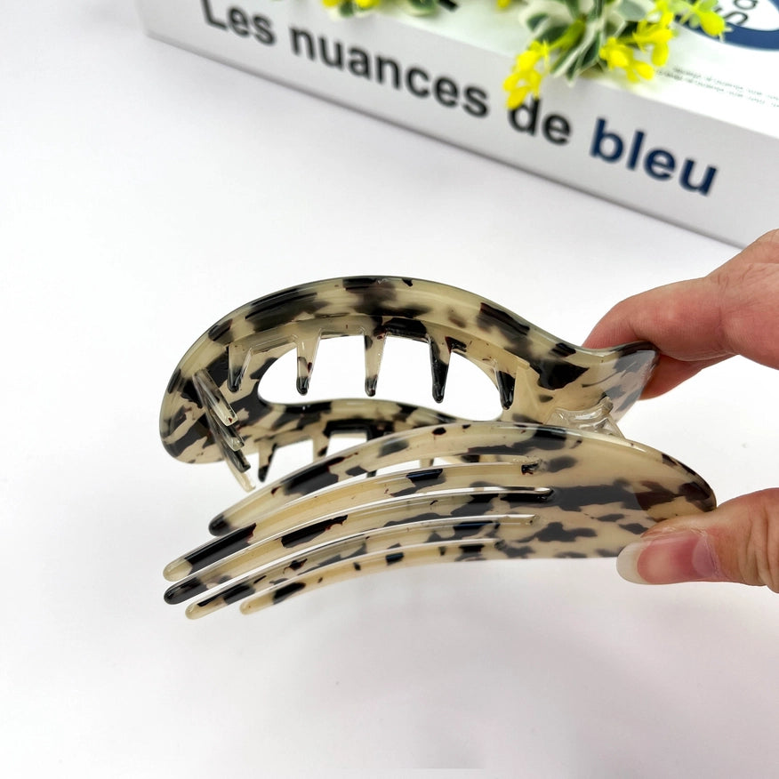 Tortoise mønster hårklemme i recycled plast, skånsom og holdbar håraccessory