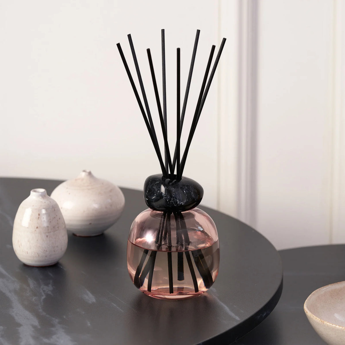 Sort Maison Berger duftpinde med Liliflora duft på bord