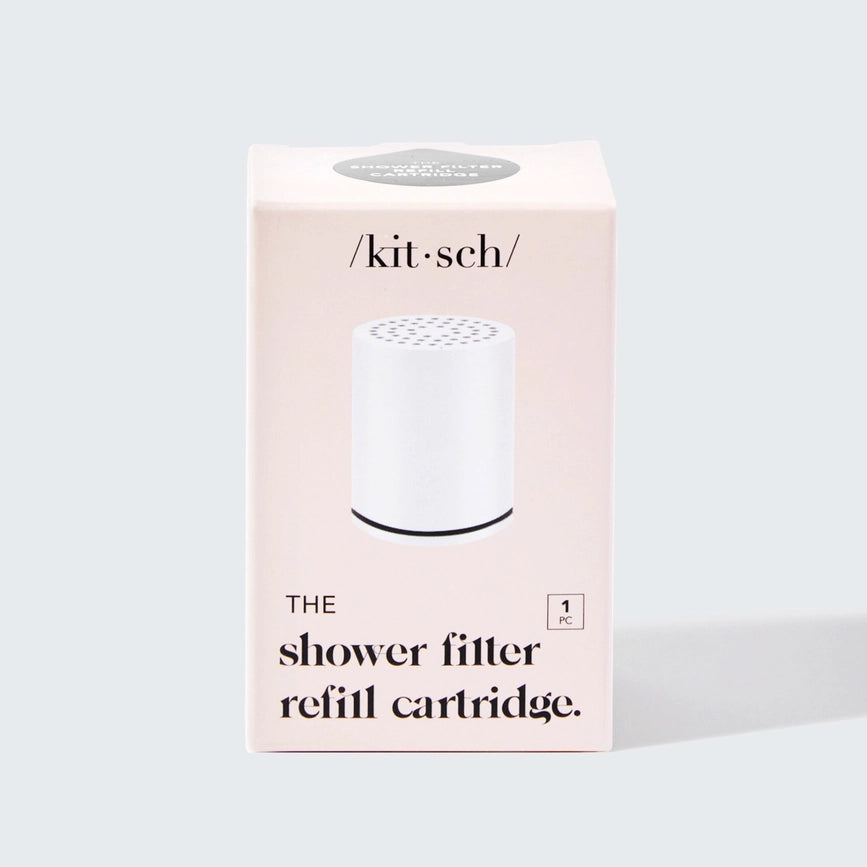 Refill filterpatron til KITSCH Shower Filter. Reducerer kalk, klor og urenheder for blødere hud og sundere hår – nem udskiftning hver 3. måned.