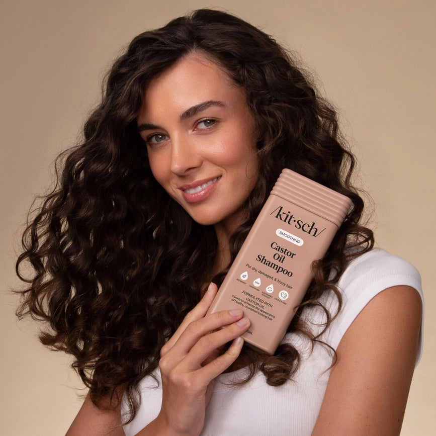 Kitsch Castor Oil Shampoo flaske med model med krøllet hår