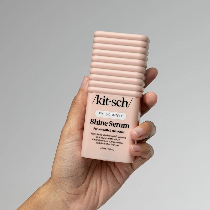 Et must-have serum til dig, der ønsker glansfuldt, velplejet og frizz-frit hår – med varmebeskyttelse og let finish i én og samme formel