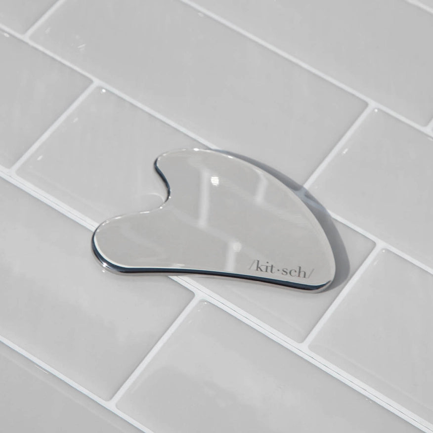 KITSCH Gua Sha i rustfrit stål – et luksuriøst og hygiejnisk redskab, der stimulerer blodcirkulation, reducerer spændinger og giver en frisk glød. Perfekt til daglig ansigtsmassage.