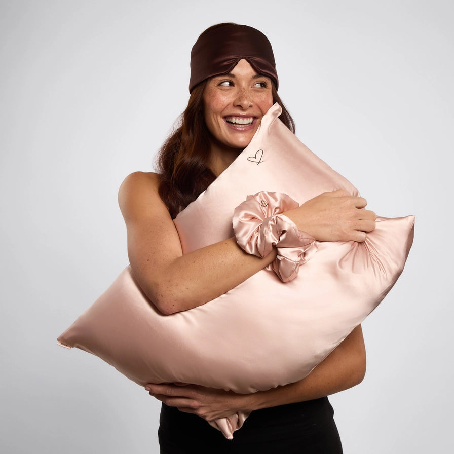 Kitsch satin pudebetræk og scrunchie med hjerte logo