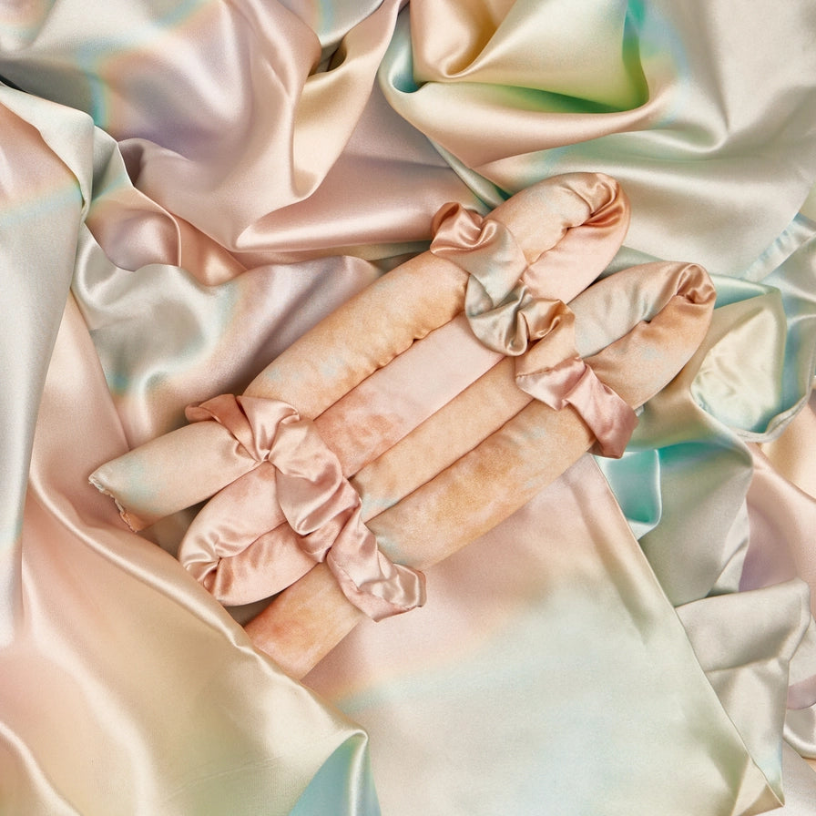 Få smukke krøller uden varme. KITSCH Satin Heatless Curling Set i Tie dye giver bløde bølger, volumen og glans – OEKO-TEX® certificeret