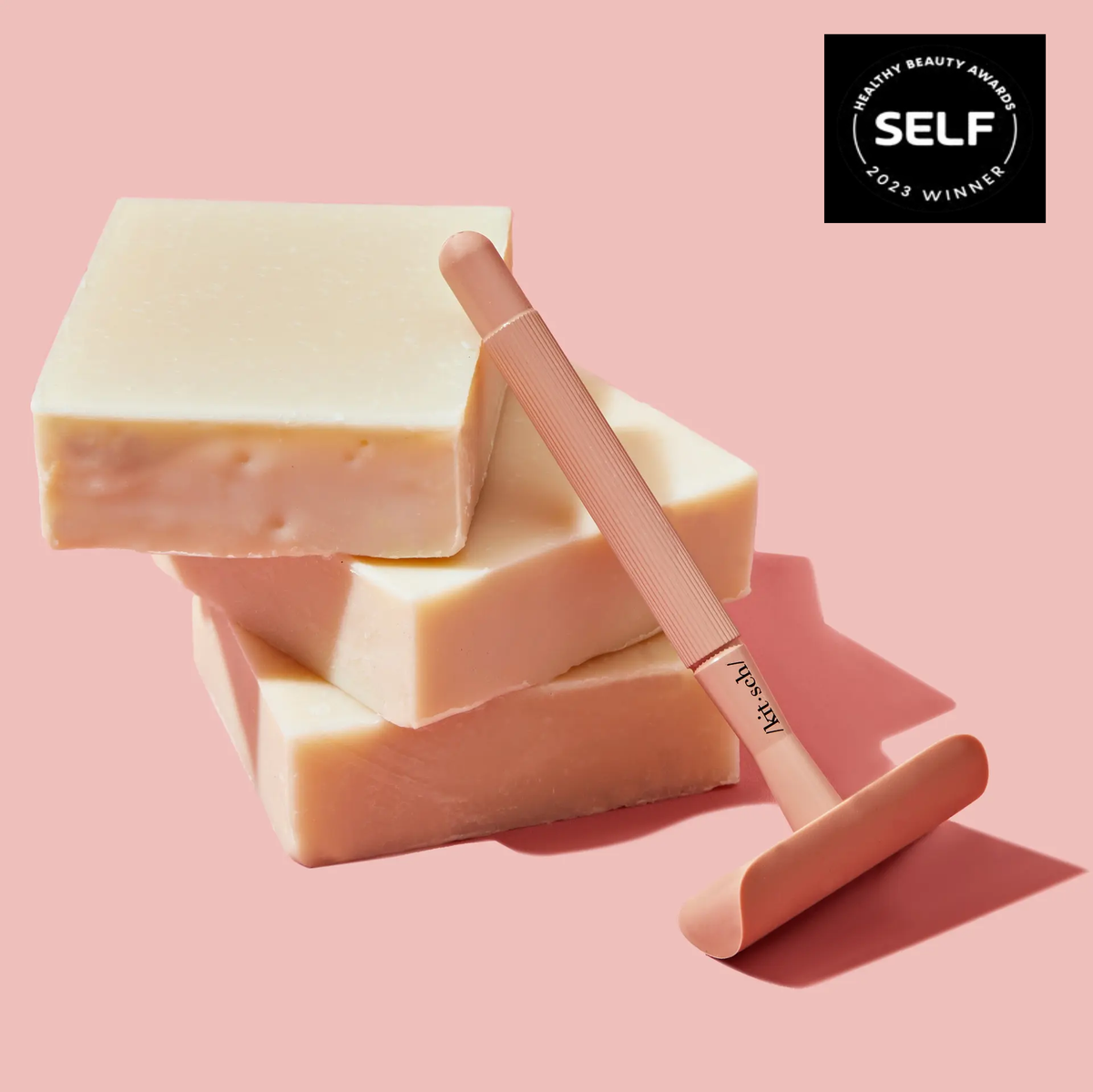 Blødgør & beskyt huden med KITSCH Shave Butter Bar. Fugtgivende barbersæbe med Shea Butter & Vitamin E – 100 % vegansk og plastikfri.