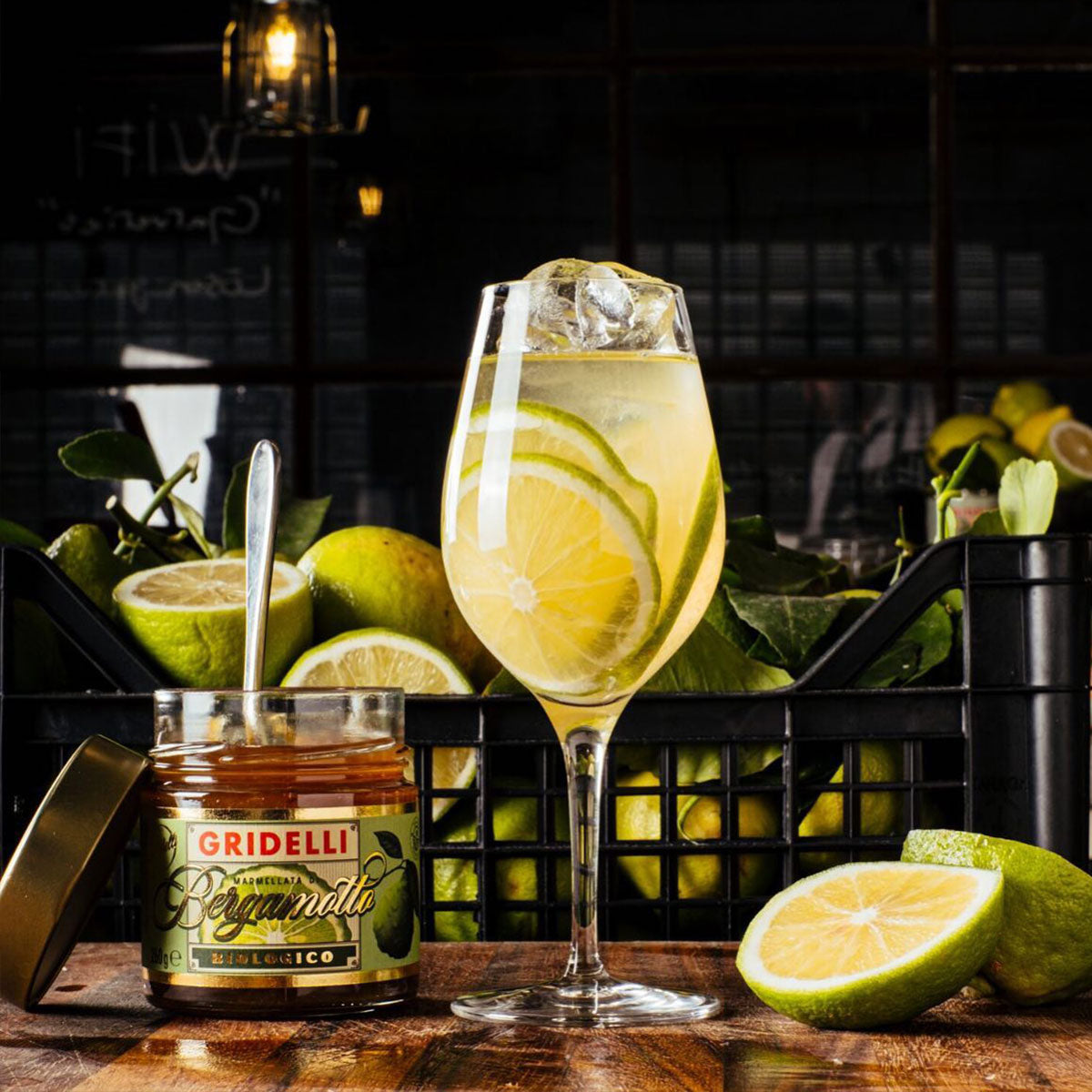 Lemonade med skiver af citron og lime med bergamot marmelade i baggrunden