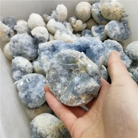 Smuk celestit geode & klynge med fredfyldt, himmelblå energi. En sjælden krystal til indre ro, håb og spirituel fordybelse. Størrelse 3–10 cm.