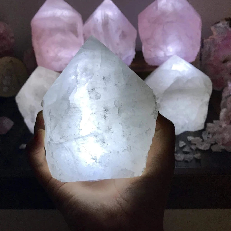 Krystallampe med LED, selenit, rosenkvarts og bjergkrystal