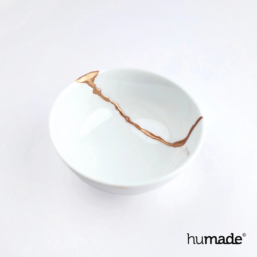 Detalje af kintsugi guld- og bronze-lim på porcelæn
