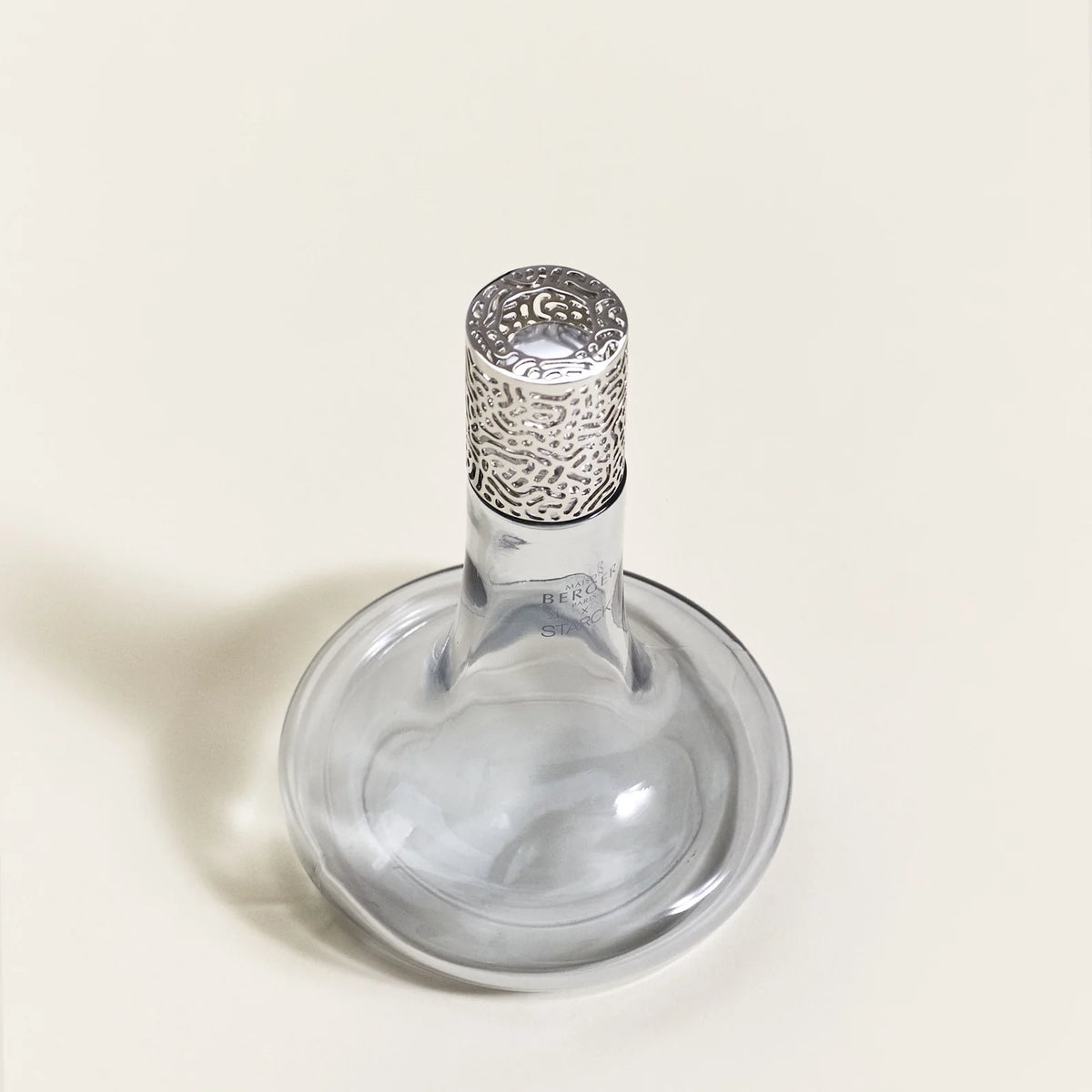 Maison Berger x Philippe Starck Peau de Pierre duftlampe – et ikonisk katalytisk duftlampe sæt, hvor laboratorieinspireret design, effektiv luftrensning og en sensuel, mineralsk duft smelter sammen