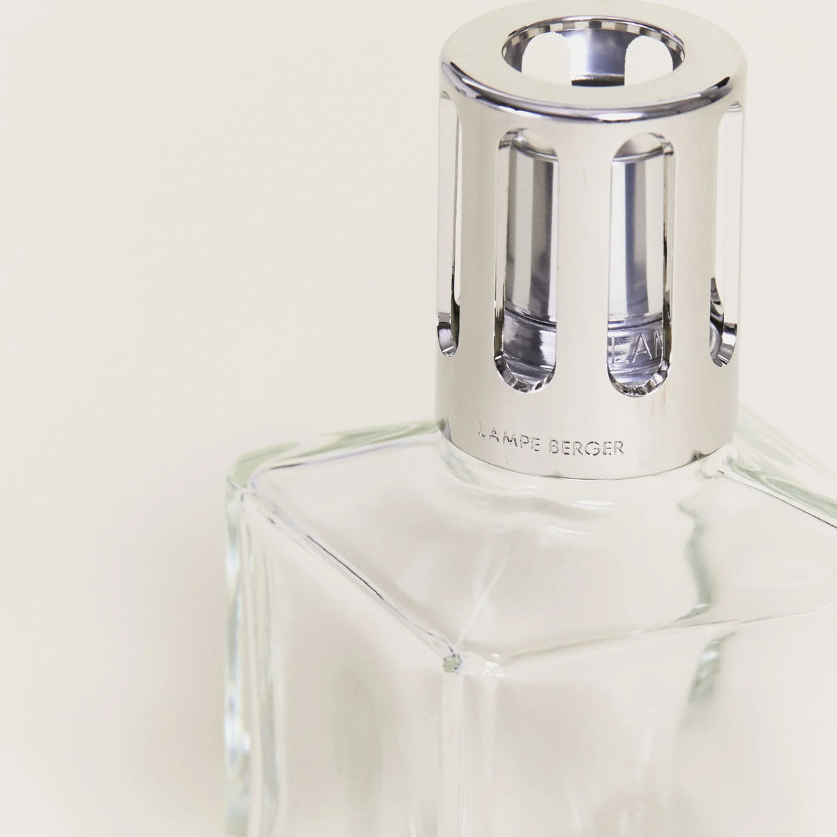 Detaljeret close-up af Maison Berger duftlampe med metalbeskyttelse