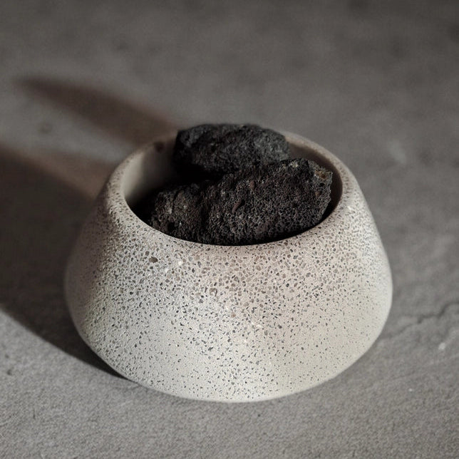 Lavasten og beton skål til æteriske olier i minimalistisk boligdesign