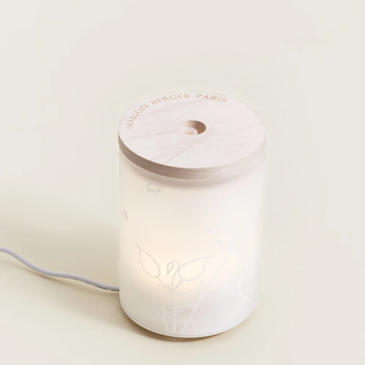 Aroma Relax Diffuser-sæt fra Maison Berger Paris – en harmonisk aromaterapi-oplevelse, der lindrer stress og forvandler dit hjem til et roligt fristed.