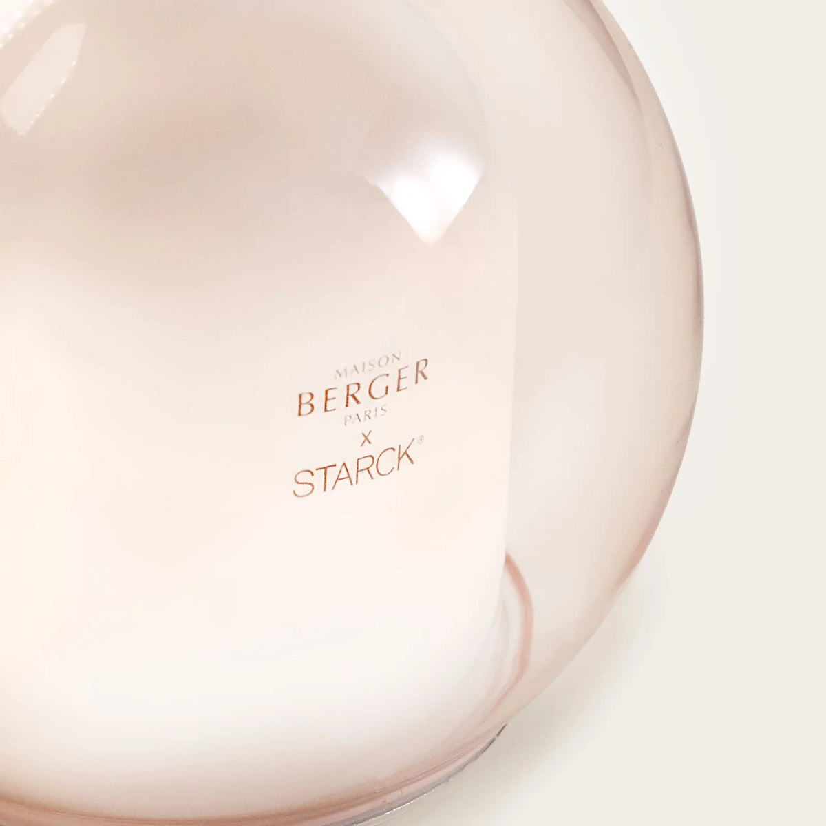 Philippe Starck Diffuser & Peau de Soie – et luksuriøst diffuser-sæt, der indhyller dit hjem i lethed, mystik og sofistikeret ro med et ikonisk design.
