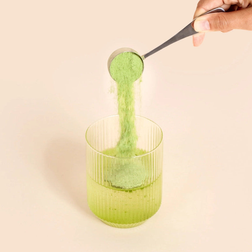 Et grønt skønheds- og energiritual med matcha, kollagen og mineraler – til daglig velvære indefra.
