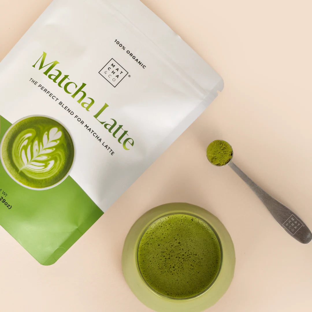 Bagside af matcha latte pulverpakke med ingrediensliste og brugsanvisning