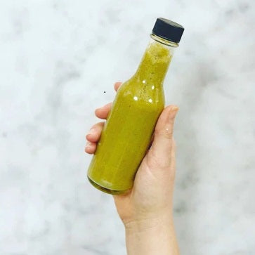 Flaske med hjemmelavet hot sauce lavet med fermenteringssæt