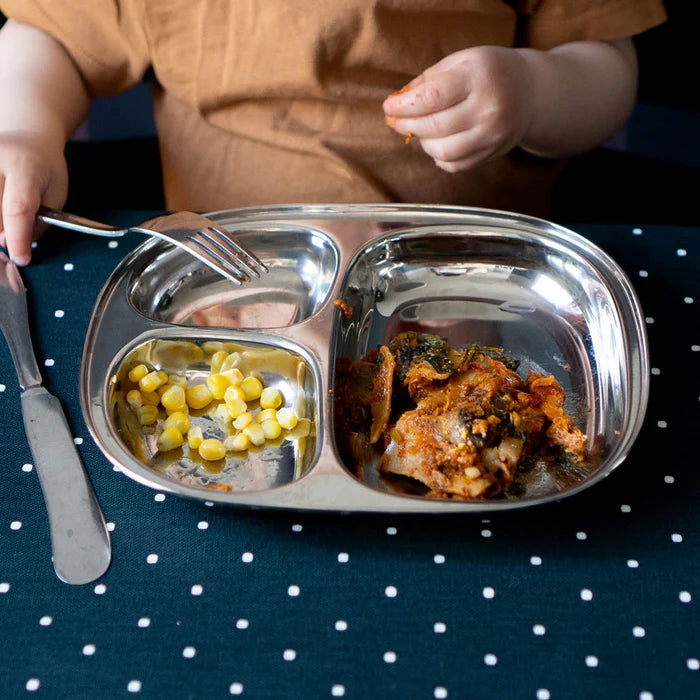 Børn spiser med rustfri stål tallerken med 3 rum, børnemad, miljøvenligt køkkenudstyr