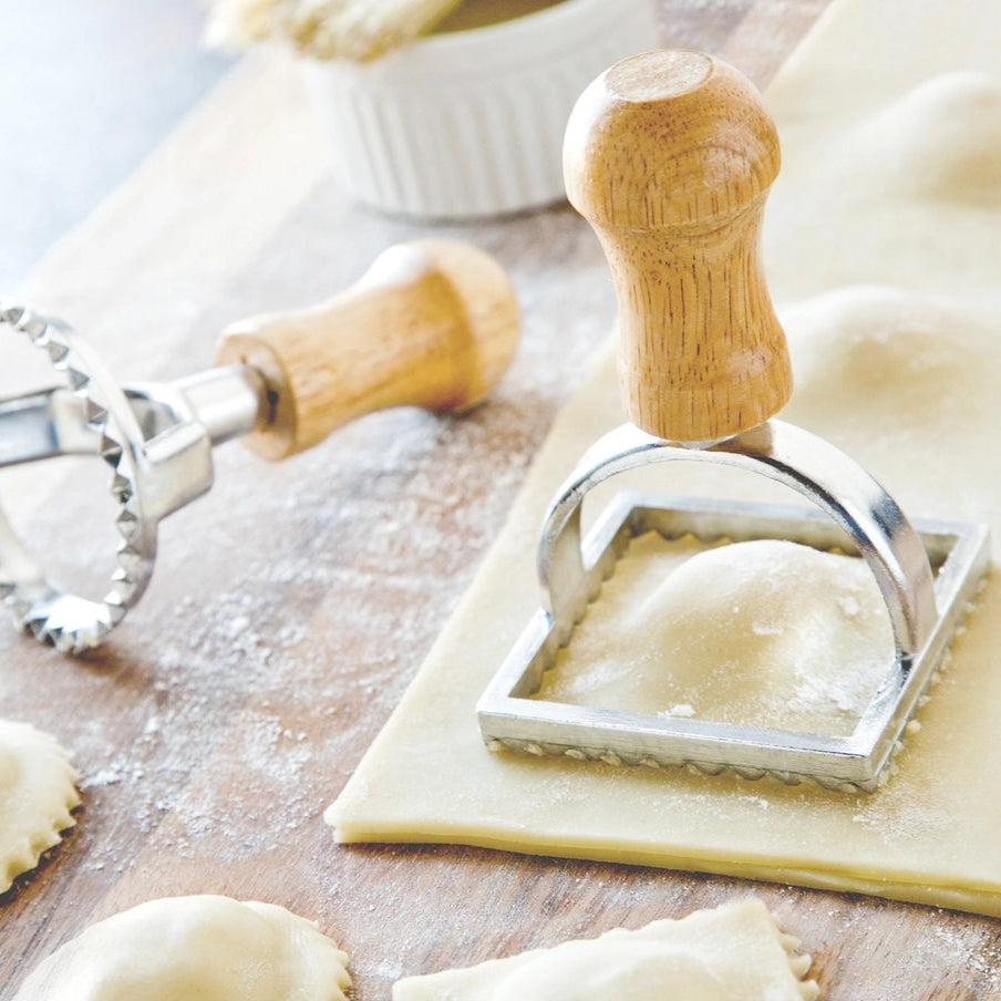 Ravioli udstikker sæt i aluminium med træhåndtag, brugt til at skære og forsegle hjemmelavet pasta