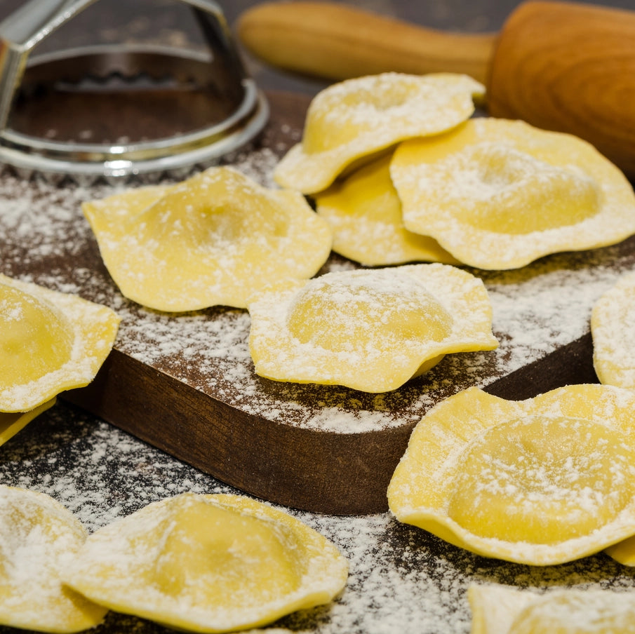 Hjemmelavet ravioli med mel og pastaudstikker