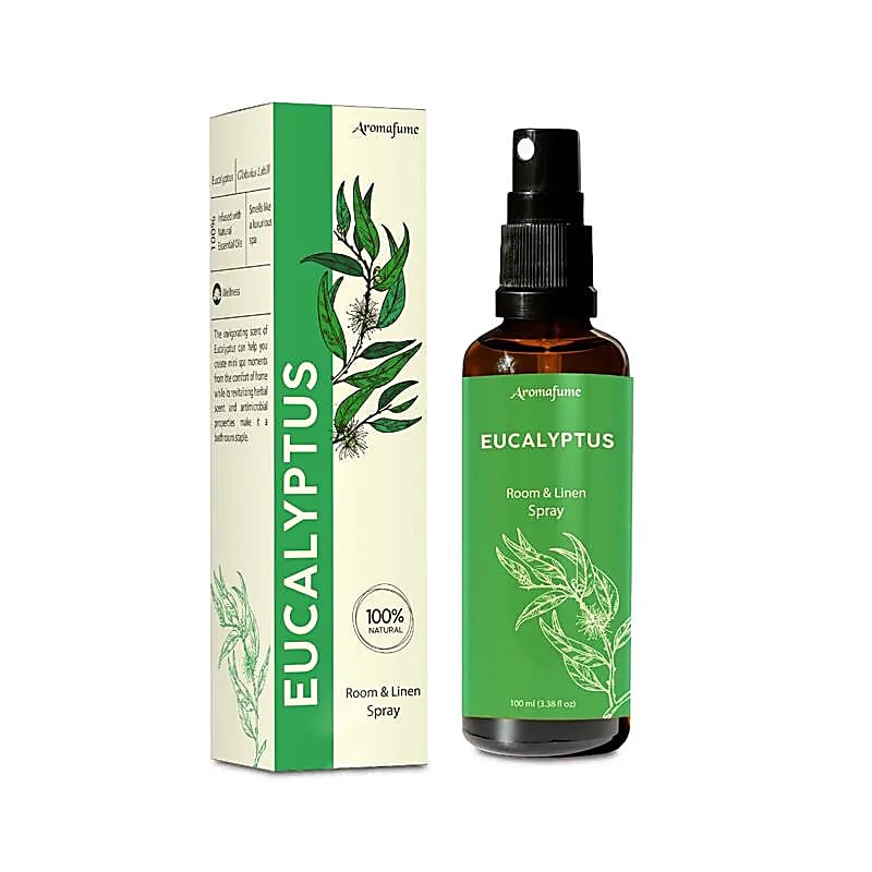 Aromafume Room & Linenspray med Eukalyptus. Naturlig, rensende duftspray med æteriske olier. Skaber ro, friskhed og spa-stemning i hjemmet.