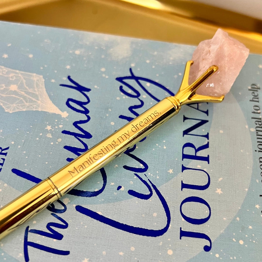 Guld kuglepen med rosenkvarts krystal til manifestation og journaling