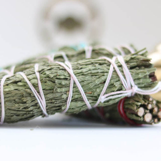 Håndbundet salvie smudge bundt med hvid salvie og små træpinde, til spirituel rensning og meditation