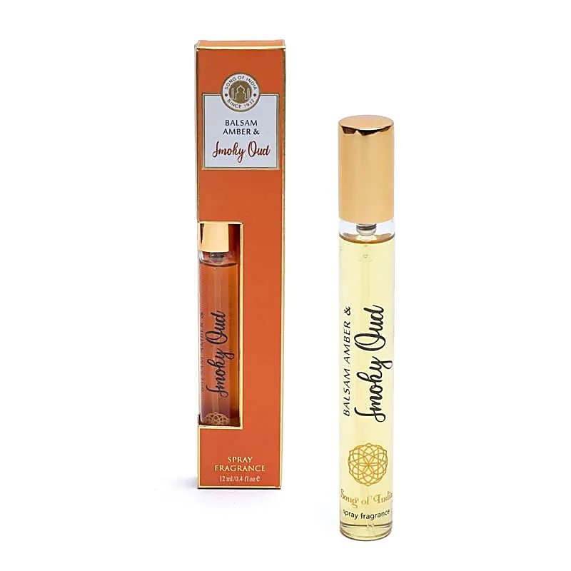 Amber & Oud er en varm og sanselig duft med gylden amber og dyb, træagtig oud. En eksklusiv og orientalsk aroma med karakter og elegance.