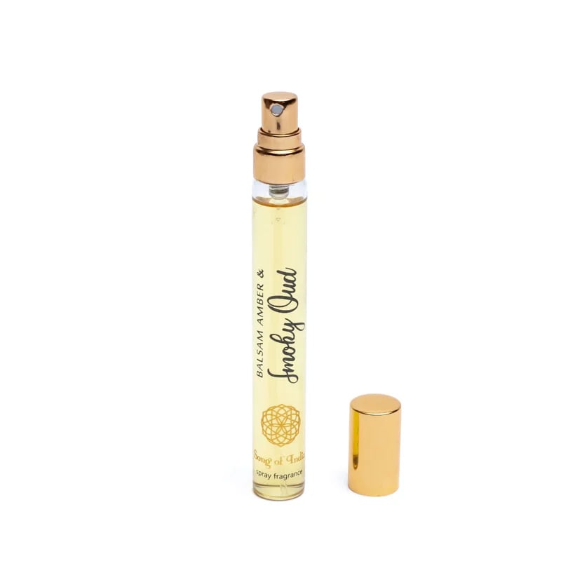 Amber & Oud er en varm og sanselig duft med gylden amber og dyb, træagtig oud. En eksklusiv og orientalsk aroma med karakter og elegance.