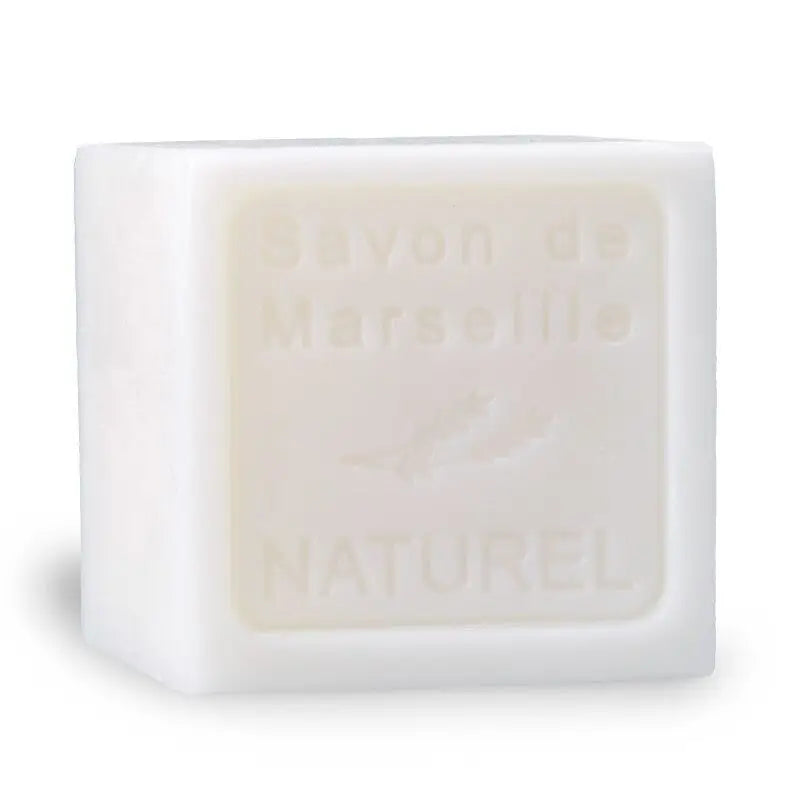 Bring et strejf af Provence ind i dit badeværelse med denne Savon de Marseille Lavendel-sæbe – en daglig luksus oplevelse, din hud vil elske.