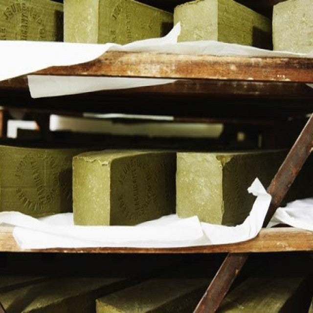 Udsnit af produktion af grøn Savon de Marseille lime sæbe, håndlavede sæber i fransk fabrik