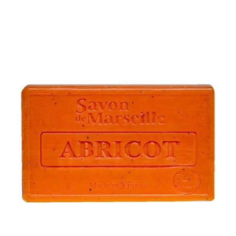 Savon de Marseille sæben med abrikoskerner giver dig en blid, plejende og naturlig renseoplevelse – perfekt til hele familien og til brug hver eneste dag.