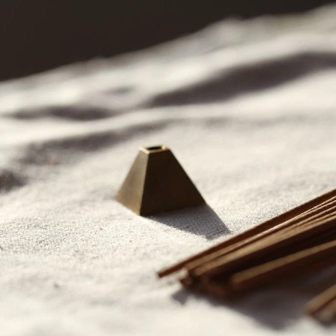 Børstet messing pyramide røgelsesholder til meditation og spirituel indretning
