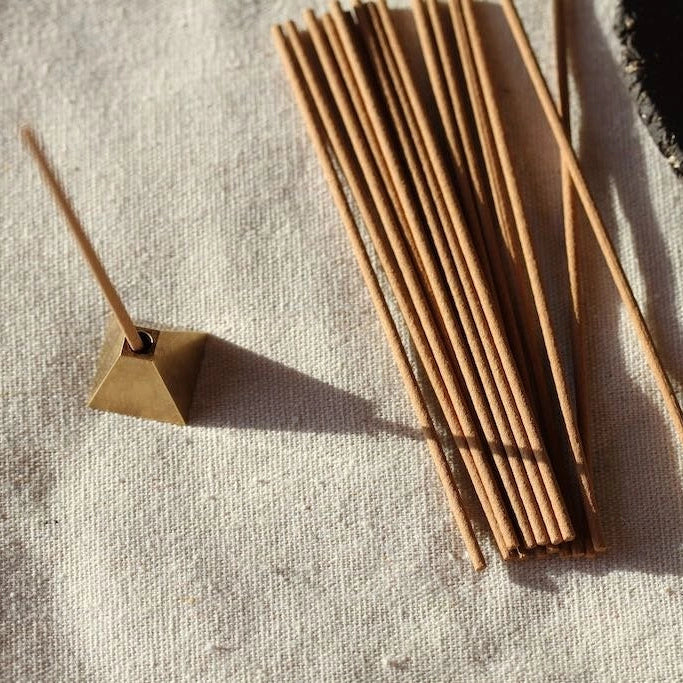 Skab en sofistikeret og fredfyldt stemning i dit hjem med pyramide børstet messing, en perfekt kombination af funktionalitet og design, der fuldender din røgelsesoplevelse.