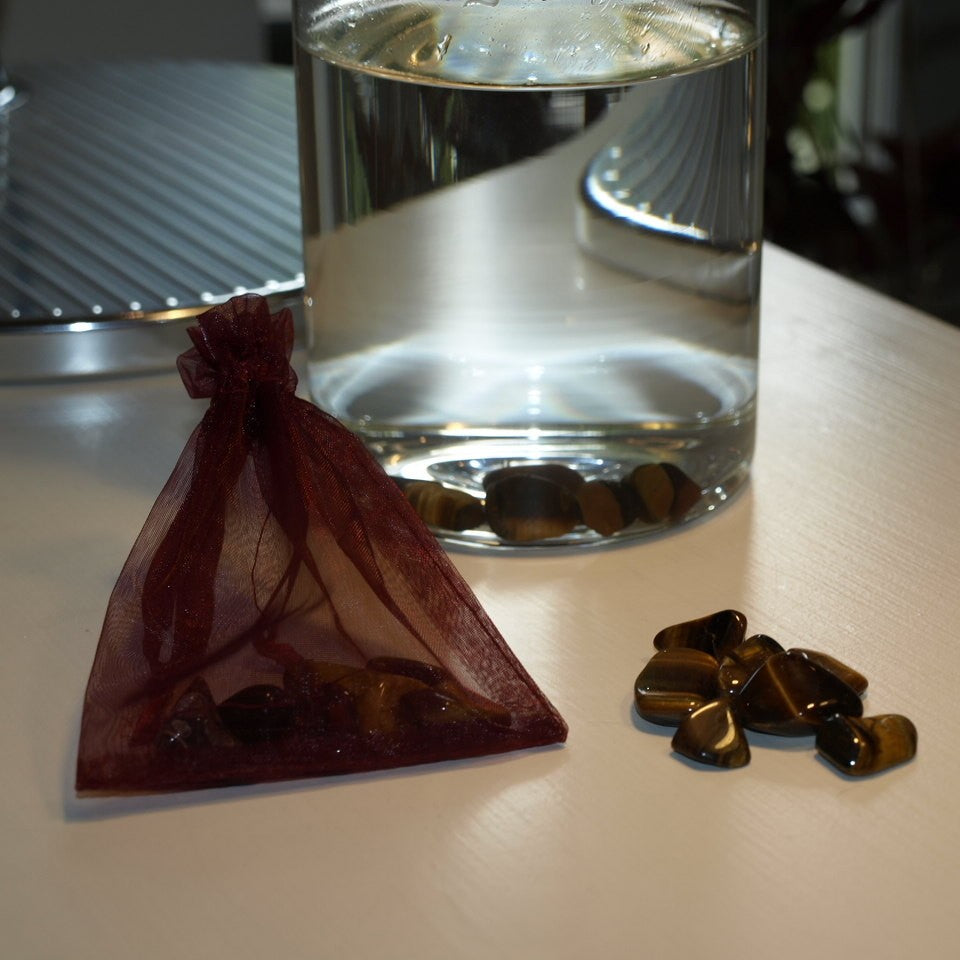 Tigerøje krystalchips i pose og glas