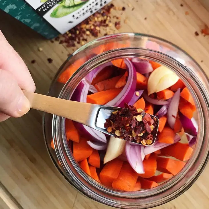 Med dette fermenteringssæt kan du nemt og sikkert komme i gang med at lave dine egne sprøde, smagfulde og probiotiske fermenterede grøntsager – direkte fra dit eget køkken.