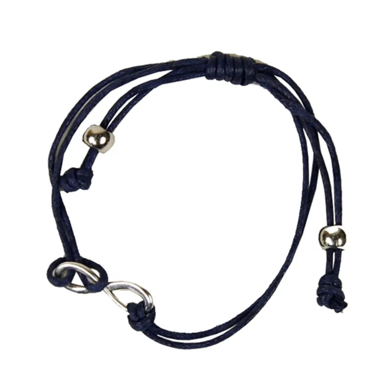 Nærbillede af navyblåt armbånd med sølvperler