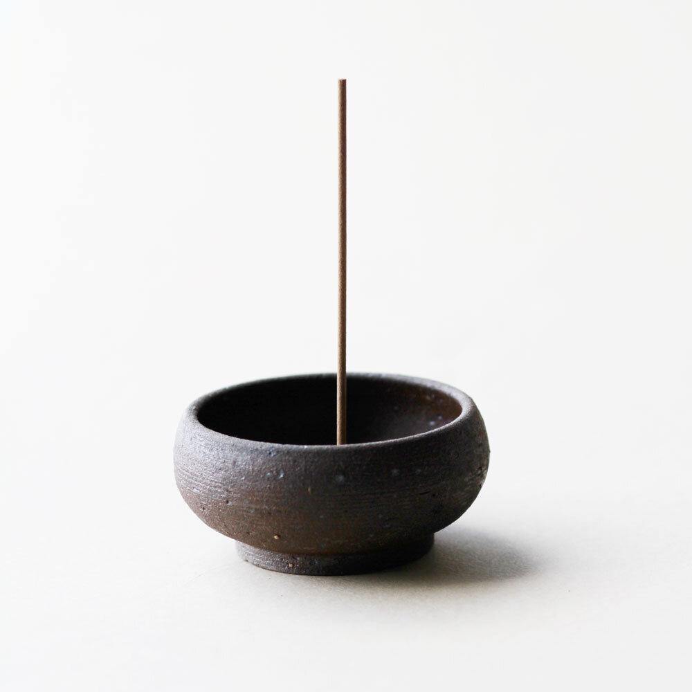 Tilføj et strejf af japansk elegance og funktionalitet til din indretning med denne wabi Sabi stentøjs skål & Dome røgelsesholder. Skab balance og harmoni i dit hjem med et sæt, der både er praktisk og æstetisk.