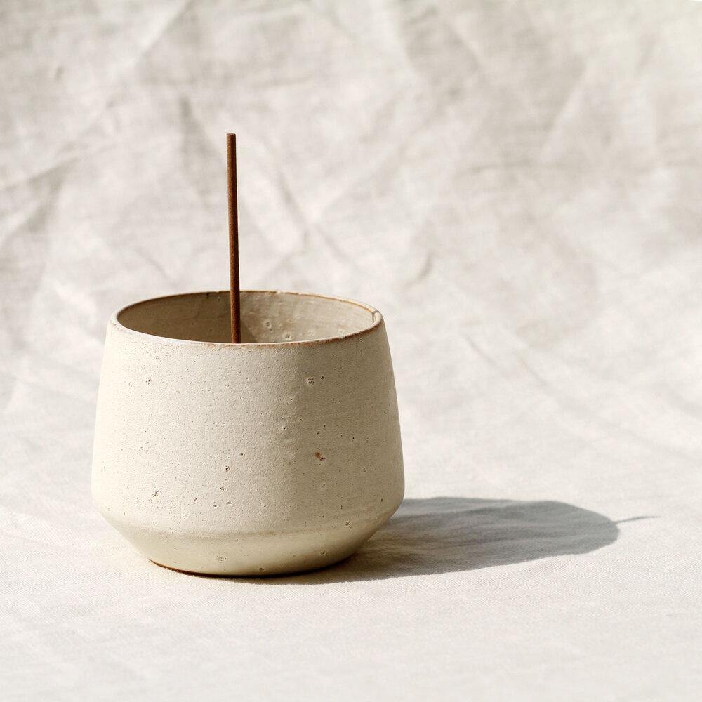 Skab en afslappende atmosfære og tilføj et æstetisk touch til dit hjem med denne elegante White Onyx stentøjsskål & Dome røgelsesholder fra UME Collection.