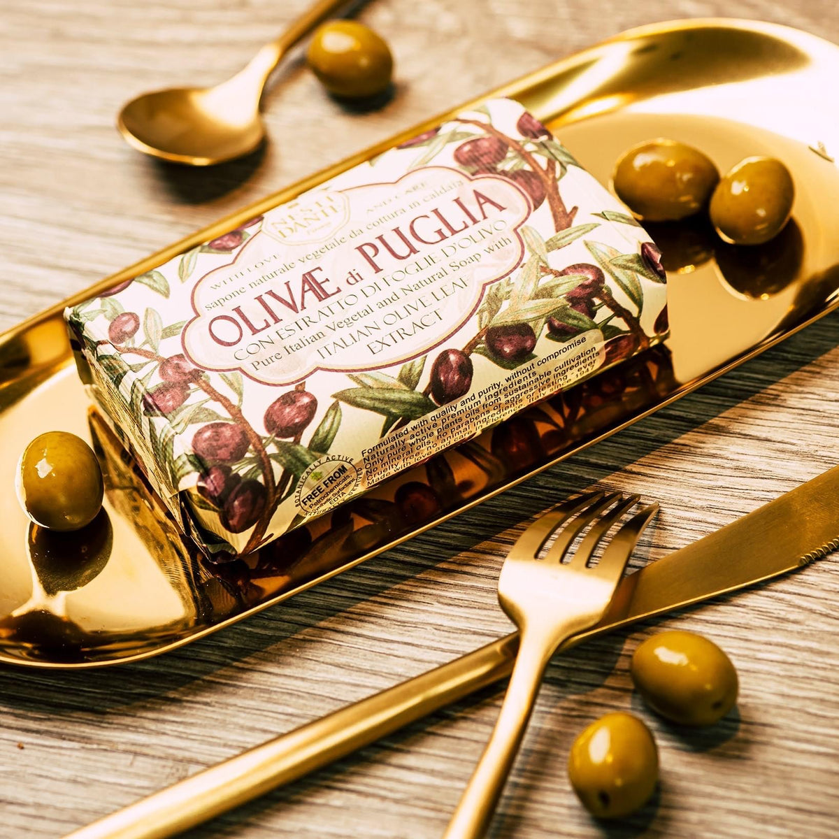 Italiensk vegetabilsk oliven sæbe i elegant guldemballage med oliven