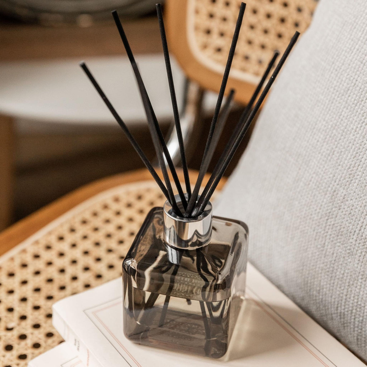 Sort glasflakon med sorte duftpinde, Maison Berger duftpinde, Home & Garden, Reed Diffusers
